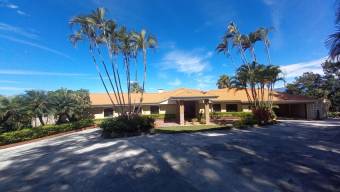 Se vende espaciosa casa con amplio lote en Piedades Santa Ana 23-1201