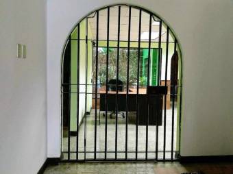 Se vende edificio comercial de 2 plantas en Rhormoser 24-1609