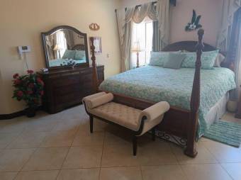 Se vende casa de lujo con piscina en La Asunción de Belén 24-1391  