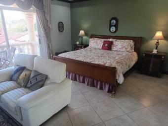 Se vende casa de lujo con piscina en La Asunción de Belén 24-1391  