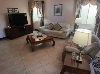 Se vende casa de lujo con piscina en La Asunción de Belén 24-1391  