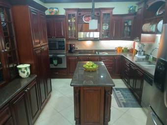 Se vende casa de lujo con piscina en La Asunción de Belén 24-1391  