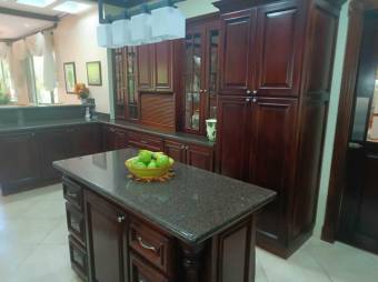 Se vende casa de lujo con piscina en La Asunción de Belén 24-1391  