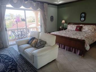 Se vende casa de lujo con piscina en La Asunción de Belén 24-1391  