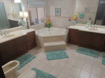 Se vende casa de lujo con piscina en La Asunción de Belén 24-1391  