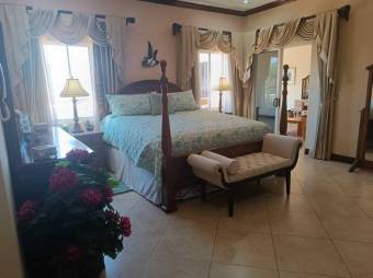 Se vende casa de lujo con piscina en La Asunción de Belén 24-1391  