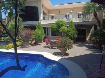 Se vende casa de lujo con piscina en La Asunción de Belén 24-1391  