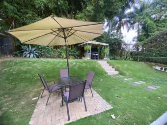 Se vende moderna casa con patio y piscina en La Asunción de Belén 25-888