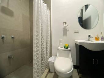 Se vende moderna casa con patio y piscina en La Asunción de Belén 25-888