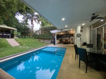 Se vende moderna casa con patio y piscina en La Asunción de Belén 25-888
