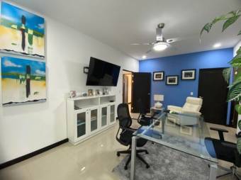 Se vende moderna casa con patio y piscina en La Asunción de Belén 25-888