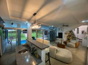 Se vende moderna casa con patio y piscina en La Asunción de Belén 25-888