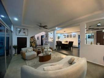 Se vende moderna casa con patio y piscina en La Asunción de Belén 25-888