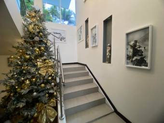 Se vende moderna casa con patio y piscina en La Asunción de Belén 25-888