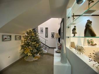 Se vende moderna casa con patio y piscina en La Asunción de Belén 25-888