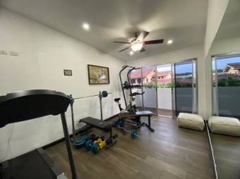 Se vende moderna casa con patio y piscina en La Asunción de Belén 25-888