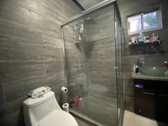 Se vende moderna casa con patio y piscina en La Asunción de Belén 25-888