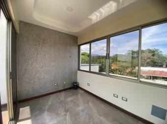 Se vende moderna casa con patio en condominio de La Ribera Belén 25-1612