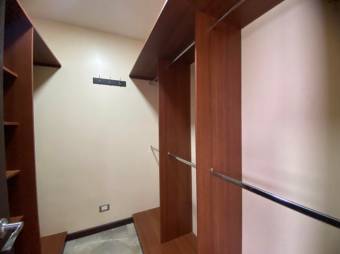 Se vende moderna casa con patio en condominio de La Ribera Belén 25-1612