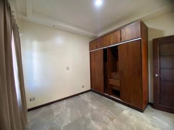 Se vende moderna casa con patio en condominio de La Ribera Belén 25-1612