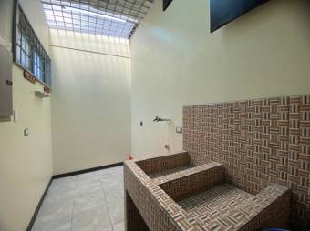 Se vende moderna casa con patio en condominio de La Ribera Belén 25-1612