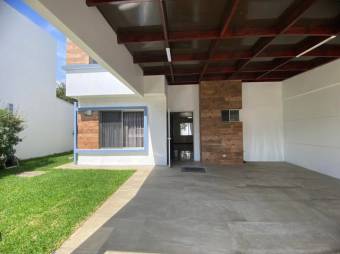 Se vende moderna casa con patio en condominio de La Ribera Belén 25-1612