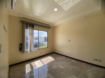 Se vende moderna casa con patio en condominio de La Ribera Belén 25-1612