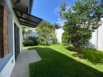 Se vende moderna casa con patio en condominio de La Ribera Belén 25-1612