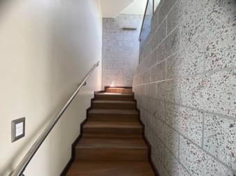 Se vende moderna casa con patio en condominio de La Ribera Belén 25-1612