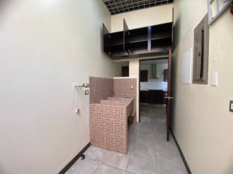 Se vende moderna casa con patio en condominio de La Ribera Belén 25-1612