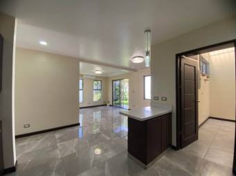 Se vende moderna casa con patio en condominio de La Ribera Belén 25-1612