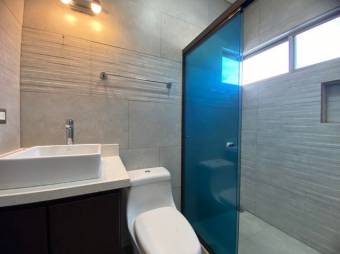 Se vende moderna casa con patio en condominio de La Ribera Belén 25-1612