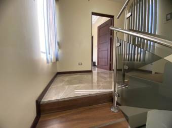 Se vende moderna casa con patio en condominio de La Ribera Belén 25-1612