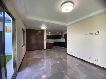 Se vende moderna casa con patio en condominio de La Ribera Belén 25-1612
