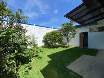 Se vende moderna casa con patio en condominio de La Ribera Belén 25-1612