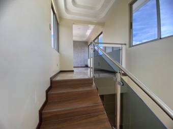 Se vende moderna casa con patio en condominio de La Ribera Belén 25-1612