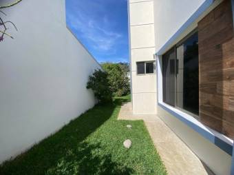 Se vende moderna casa con patio en condominio de La Ribera Belén 25-1612
