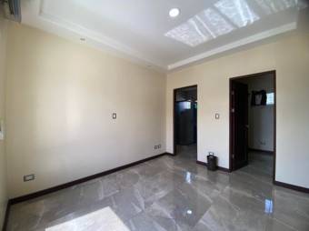 Se vende moderna casa con patio en condominio de La Ribera Belén 25-1612