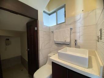 Se vende moderna casa con patio en condominio de La Ribera Belén 25-1612