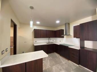 Se vende moderna casa con patio en condominio de La Ribera Belén 25-1612