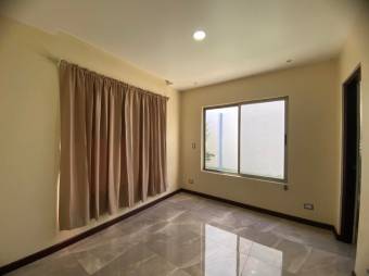 Se vende moderna casa con patio en condominio de La Ribera Belén 25-1612