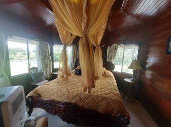 Se vende espaciosa casa con terraza en San Joaquín de Flores 24-1701