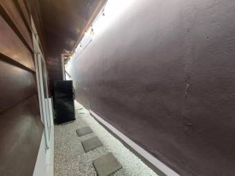 Se vende espaciosa casa con terraza en San Joaquín de Flores 24-1701