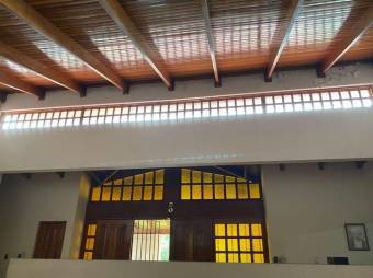 Se vende espaciosa casa de lujo con uso mixto en San Joaquín de Flores 23-