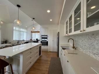 Se vende moderna casa con patio en condominio de Ulloa 25-154