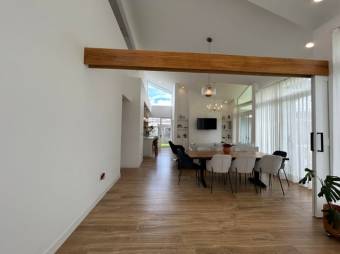 Se vende moderna casa con patio en condominio de Ulloa 25-154