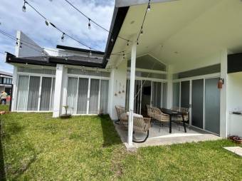 Se vende moderna casa con patio en condominio de Ulloa 25-154