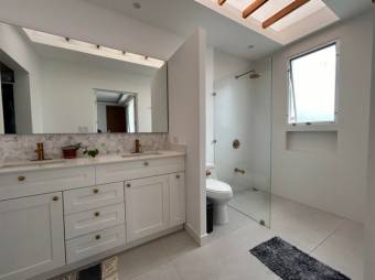 Se vende moderna casa con patio en condominio de Ulloa 25-154