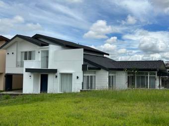 Se vende moderna casa con patio en condominio de Ulloa 25-154