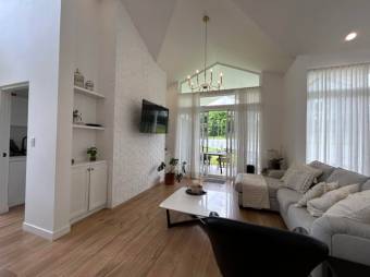 Se vende moderna casa con patio en condominio de Ulloa 25-154